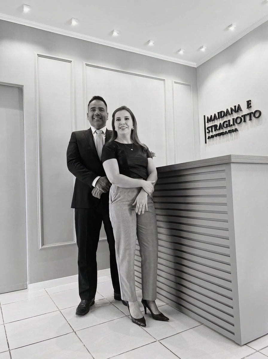 Dr. Matheus Maidana e Dra. Tathiana Stragliotto na recepção do escritório