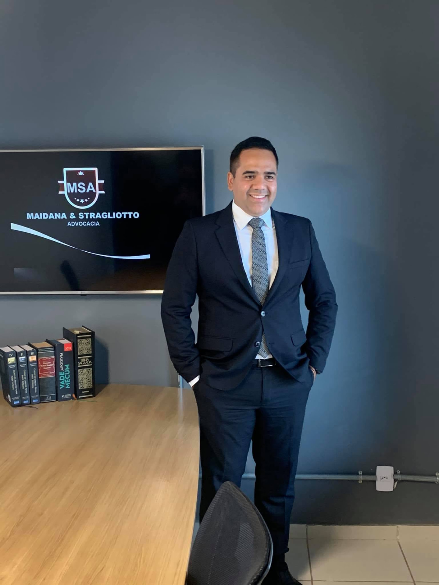 Dr. Matheus Maidana de Lima na sala de reuniões do escritório